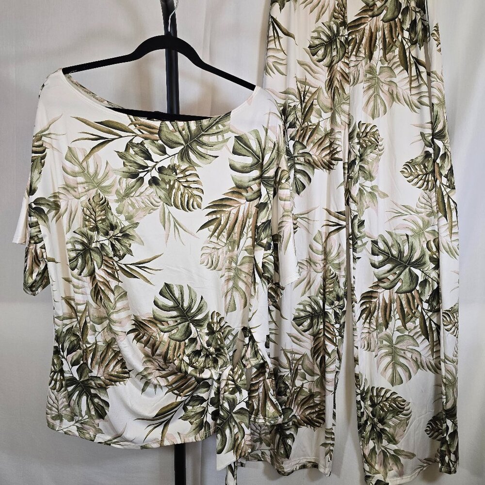 Plus Green and White Leaf print Short Sleeve Women's Pantsuit